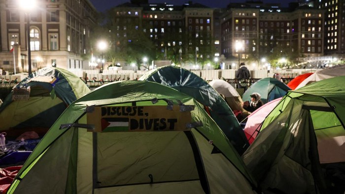Students prepare to camp overnight as they continue to protest on Columbia University campus in support of Palestinians, during the ongoing conflict between Israel and the Palestinian Islamist group Hamas, in New York City, U.S., April 23, 2024, REUTERS/Caitlin Ochs