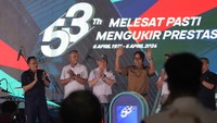 Ini termasuk Safari Ramadhan dengan memberikan santunan kepada 530 anak yatim di seluruh Indonesia, pemberian bantuan sembako kepada warga sekitar perusahaan, serta bantuan pendidikan kepada putra-putri pegawai alih daya. Selain itu, Askrindo juga menyelenggarakan Kompetisi Olahraga dan Seni 53HAT PORA secara serentak di seluruh Indonesia.