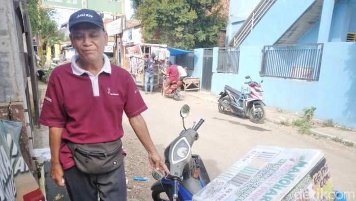 Amin, penjual es lilin di Cirebon.