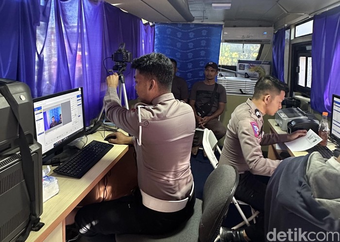 Anggota Satlantas Polres Bone saat melakukan pelayanan SIM Keliling.