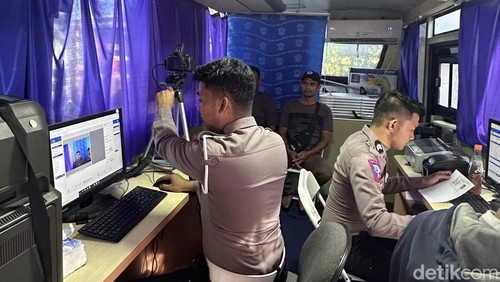 Anggota Satlantas Polres Bone saat melakukan pelayanan SIM Keliling.