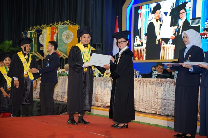Arif Muazam, Wisudawan Magister UGM Tercepat.