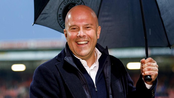DEVENTER, NETHERLANDS - APRIL 25: head coach Arne Slot of Feyenoord looks on prior to the Dutch Eredivisie match between Go Ahead Eagles and Feyenoord at De Adelaarshorst on April 25, 2024 in Deventer, Netherlands. (Photo by Marcel ter Bals/DeFodi Images via Getty Images)