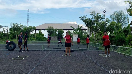 Atlet Fopi Klungkung sedang latihan di kawasan GOR Swecapura, Gelgel Klungkung, Jumat (26/4/2024). (Putu Krista/detikBali)