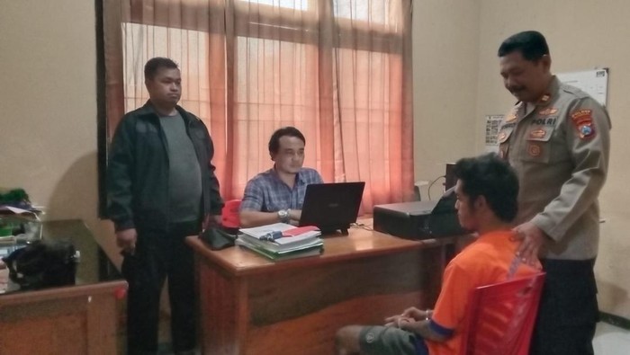 AW, residivis maling motor saat diamankan di kantor polisi