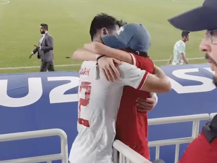 Azizah Salsa Azizah Salsa peluk Pratama Arhan yang memastikan Indonesia masuk semifinal Piala Asia U-23.