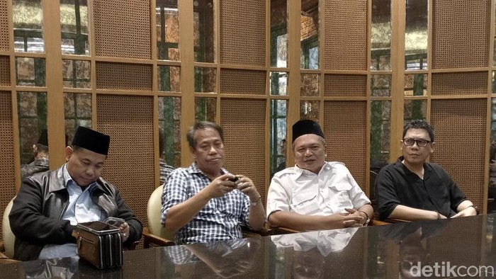 Bakal Calon Wali Kota Parepare dari Gerindra Surianto (pertama dari kiri) saat mengikuti uji kelayakan di PKS.