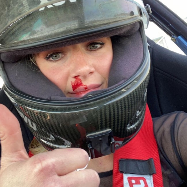 Di akunnya, Bernice menulis bahwa dirinya tergabung dalam Promovision Models. Dalam berbagai postingan, Bernice pun sering membagikan potret cantiknya dengan kendaraan atau sirkuit balapan.  Foto: Instagram Bernice Mengers