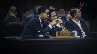 Masih di hari yang sama, MK menolak gugatan Anies Baswedan-Muhaimin Iskandar (Cak Imin) terkait hasil Pilpres 2024. Andhika Prasetia/detikcom