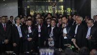 Terkait penolakan gugatan Pilpres dari capres nomor urut 1 dan 3, tim hukum Prabowo-Gibran langsung memberikan respons. Yusril Ihza Mahendra, Hotman Paris Hutapea, OC Kaligis, Otto Hasibuan, dan Hinca Panjaitan dari Tim Hukum Prabowo-Gibran menanggapi putusan sengketa Pilpres di gedung MK, Jakarta Pusat. Mereka menyebut sudah meyakini putusan MK karena menganggap pembuktian dari kubu Anies dan Ganjar yang lemah. Andhika Prasetia/detikcom