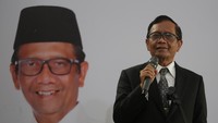 Tim 03 yang hanya diwakili oleh Cawapres 03 Mahfud MD merespons dan memberikan selamat kepada pasangan pemenang Prabowo Gibran yang resmi menjadi Presiden dan Wakil Presiden 2024-2029. Pak Capres Ganjar kemana yah? kok nggak kelihatan. Agung Pambudhy/detikcom