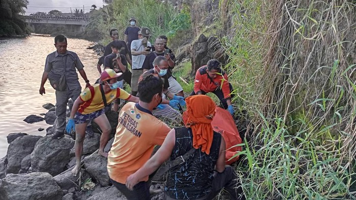 BPBD dan polisi mengevakuasi mayat lansia di muara Tukad Sangsang, Gianyar, Jumat (26/4/2024). (Dok BPBD Gianyar).