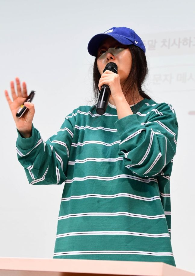 Busana Min Hee Jin saat menggelar konferensi pers sold out diburu netizen