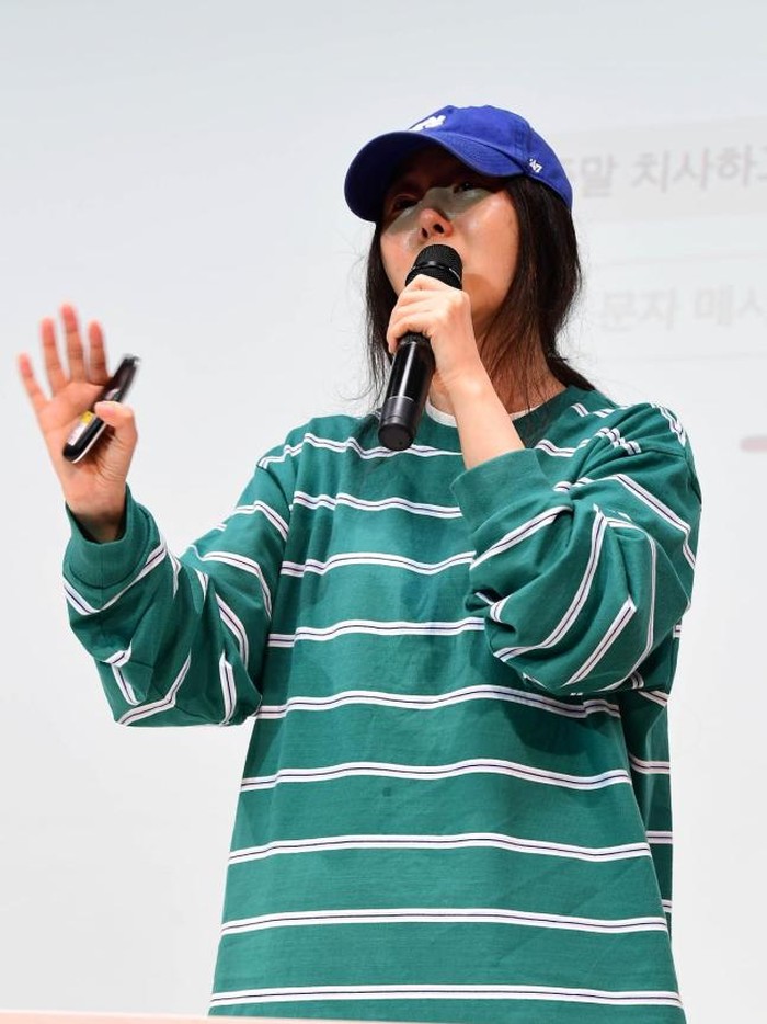 Busana Min Hee Jin saat menggelar konferensi pers sold out diburu netizen Busana Min Hee Jin saat menggelar konferensi pers sold out diburu netizen