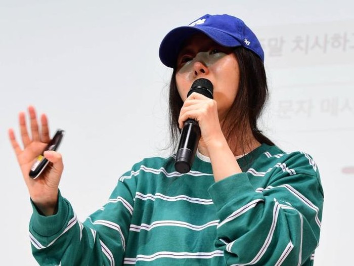 Busana Min Hee Jin saat menggelar konferensi pers sold out diburu netizen Busana Min Hee Jin saat menggelar konferensi pers sold out diburu netizen