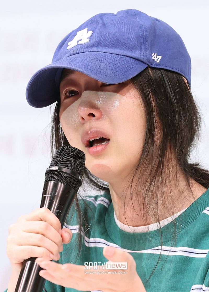 Busana Min Hee Jin saat menggelar konferensi pers sold out diburu netizen