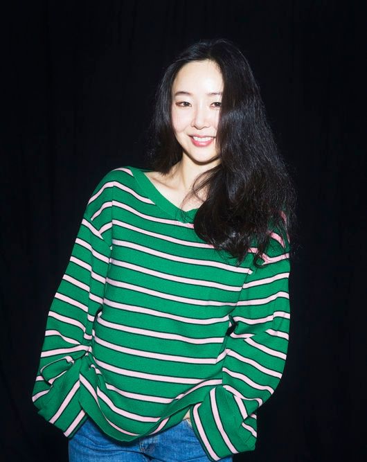 Busana Min Hee Jin saat menggelar konferensi pers sold out diburu netizen