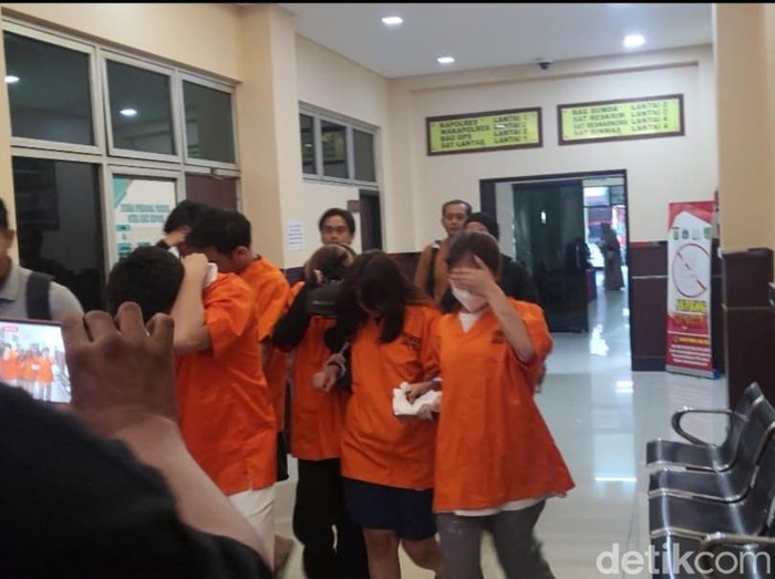 Chandrika Chika, Monica Muller, Jeixy, dan 3 tersangka kasus narkoba lainnya dibawa ke pusar rehab BNN di Lido. Chandrika Chika, Monica Muller, Jeixy, dan 3 tersangka kasus narkoba lainnya dibawa ke pusar rehab BNN di Lido.