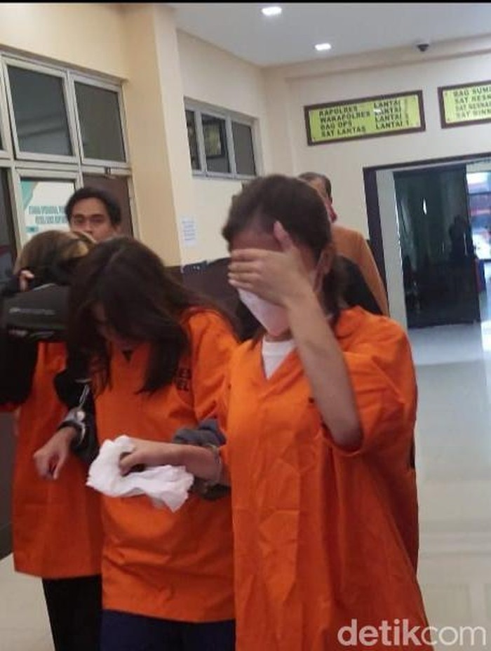 Chandrika Chika, Monica Muller, Jeixy dan 3 tersangka narkoba lainnya dibawa ke Lido untuk direhabilitasi