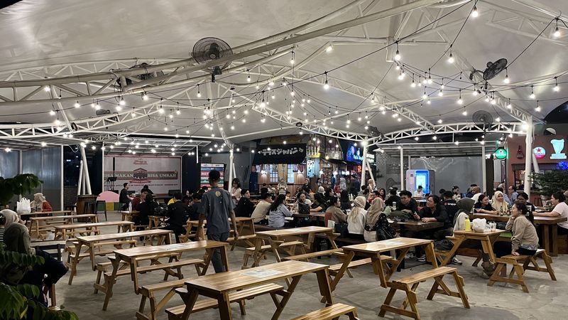 Chillax Sudirman di malam hari saat jam pulang kerja.