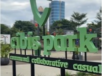 Santai Sore, Beri Makan Ikan di Kolam di CIBIS Park