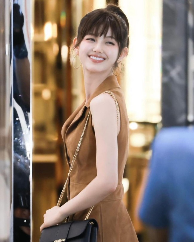 Pelantun ‘Super Shy’ itu tampil dalam balutan mini dress berwarna coklat seharga $4,950 atau sekitar Rp 80,4 juta. Penampilan Danielle NewJeans semakin stunning dengan rambut high ponytail. Foto: Instagram