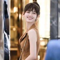 Pelantun ‘Super Shy’ itu tampil dalam balutan mini dress berwarna coklat seharga $4,950 atau sekitar Rp 80,4 juta. Penampilan Danielle NewJeans semakin stunning dengan rambut high ponytail. Foto: Instagram