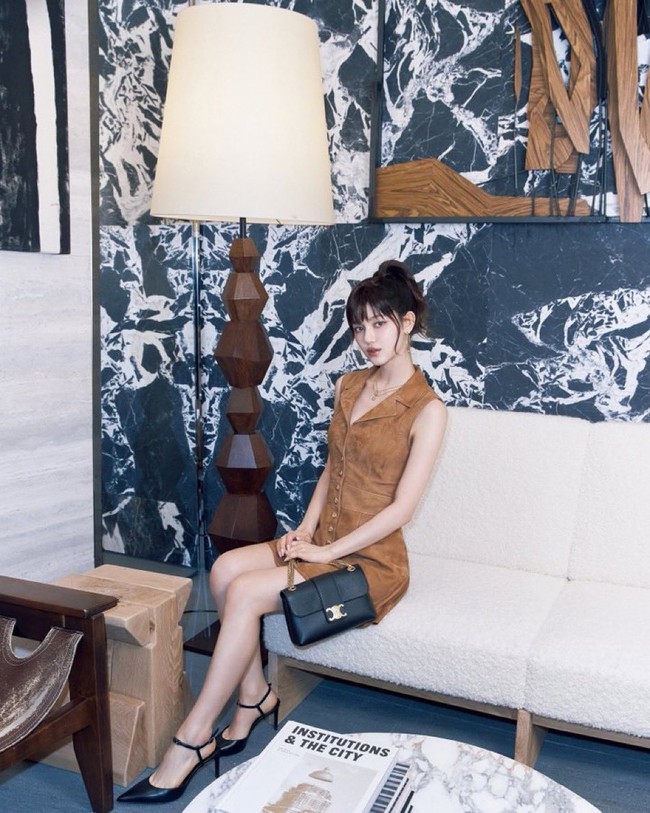 Tak kalah mewah. Koleksi tas Danielle NewJeans, Teen Celine Victoire Bag terungkap seharga $3,600 (Rp 58,5 juta). Foto: Instagram