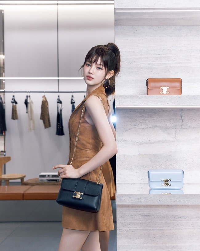 Penampilan Danielle NewJeans semakin mewah dengan koleksi perhiasan CELINE. Mulai dari anting-anting seharga $570 (Rp 9,2 juta), kalung emas dengan liontin inisial namanya D bernilai $475 (Rp 7,7 juta). Danielle juga memakai kalung bertatakan berlian seharga $670 (Rp 10,8 juta). Foto: Instagram