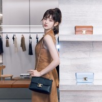 Penampilan Danielle NewJeans semakin mewah dengan koleksi perhiasan CELINE. Mulai dari anting-anting seharga $570 (Rp 9,2 juta), kalung emas dengan liontin inisial namanya D bernilai $475 (Rp 7,7 juta). Danielle juga memakai kalung bertatakan berlian seharga $670 (Rp 10,8 juta). Foto: Instagram