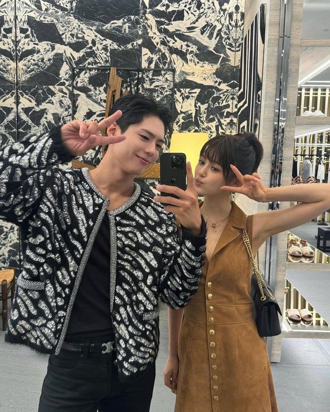 Pada Kamis (25/4/2024), Park Bo Gum membagikan foto kedekatannya bersama Danielle NewJeans saat menghadiri event CELINE. Interaksi keduanya sontak menjadi sorotan disebut fans bak kakak adik. Foto: Instagram
