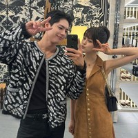 Pada Kamis (25/4/2024), Park Bo Gum membagikan foto kedekatannya bersama Danielle NewJeans saat menghadiri event CELINE. Interaksi keduanya sontak menjadi sorotan disebut fans bak kakak adik. Foto: Instagram