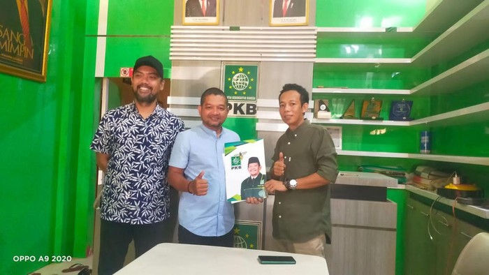 Utusan Danny Pomanto, Rizal Asjahad Rahman saat mengambil formulir bakal calon gubernur di Kantor DPW PKB Sulsel, Toddopuli Raya Utara, Kamis (25/4/2024).