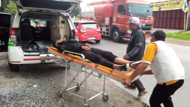 Petugas DES PSC 119 saat memberikan layanan kesehatan kepada warga Demak, Jumat (26/4/2024).