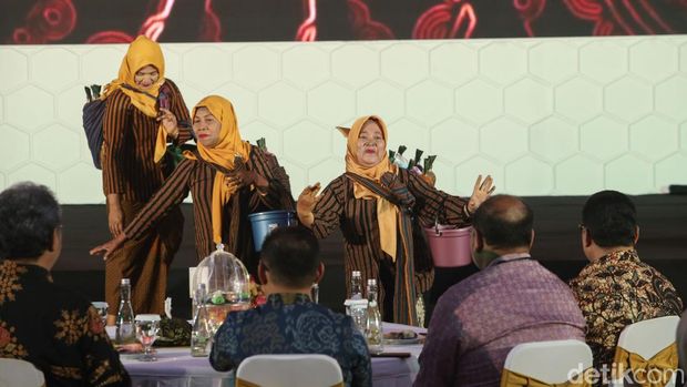 Dirjen Kebudayaan Hilmar Farid memberikan sertifikat Inskripsi Warisan Budaya Dunia kepada Perwakilan Komunitas Jamu di Gedung Kemendikbud, Jakarta, Kamis (25/4/2024).