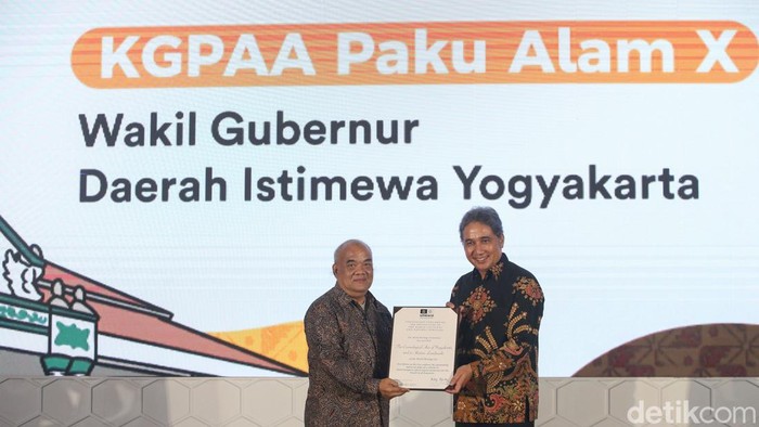 Dirjen Kebudayaan Hilmar Farid memberikan sertifikat Inskripsi Warisan Budaya Dunia kepada Perwakilan Komunitas Jamu di Gedung Kemendikbud, Jakarta, Kamis (25/4/2024).