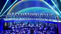 Direktur Jenderal Kebudayaan, Hilmar Farid, turut menambahkan bahwa konser musikal ini menjadi medium refleksi bagi semua pihak untuk mengapresiasi kekayaan budaya dan talenta yang dimiliki bangsa ini. Melalui seni musik, seni peran, dan seni pertunjukan; para penonton dapat berintrospeksi sekaligus merayakan keindahan dan kemampuan kita dalam merangkai mimpi dan harapan.“Menyambut Hari Pendidikan Nasional yang jatuh pada tanggal 2 Mei, malam ini kita akan melihat bagaimana ketika pendidikan dan kebudayaan terjalin dalam semangat Merdeka Belajar, banyak bintang-bintang yang bersinar cerah, yakni para murid dan guru SMKN 2 Kasihan,” ungkapnya. Foto: (Dok Kemendikbud)