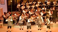 Direktur Jenderal Pendidikan Vokasi (Dirjen Diksi), Kiki Yuliati, menyampaikan bahwa pertunjukan konser musikal ini untuk menunjukkan talenta-talenta anak didik vokasi yang dapat tampil dengan percaya diri bersanding dengan para aktor, musisi, dan penyanyi profesional. “Mereka terlibat menangani tata rias, tata busana, tata panggung, penyiapan dan penataaan hidangan, logistik, administrasi pertunjukan, dan lain sebagainya,” tutur Dirjen Kiki. Foto: (Dok Kemendikbud)