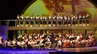 Ada 99 murid dan 14 guru SMKN 2 Kasihan, Bantul yang tampil menjadi bagian dalam orkestra, dan juga hasil kerja puluhan siswa-siswi SMK lainnya dari berbagai jurusan sebagai relawan yang turut merasakan pengalaman langsung terlibat dalam industri pertunjukan. Foto: (Dok Kemendikbud)