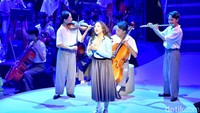 Salah satu penampil yang terlibat dalam konser musikal ini adalah Sherina Munaf. Sherina yang dalam drama musikal ini berperan sebagai Larasati mengungkapkan, “Menjadi bagian dari pertunjukan yang berkisah mengenai suka dukanya meraih mimpi, membuat aku jadi ikut berkaca pada mimpi-mimpiku sendiri dan generasi penerus kita semua,” ucapnya. Foto: (Trisna Wulandari/detikcom)