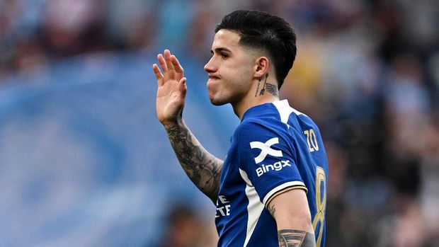 LONDON, ENGLAND - APRIL 20: Enzo Fernandez of Chelsea acknowledges the fans after the team's defeat in the Emirates FA Cup Semi Final match between Manchester City and Chelsea at Wembley Stadium on April 20, 2024 in London, England. (Photo by Darren Walsh/Chelsea FC via Getty Images)
