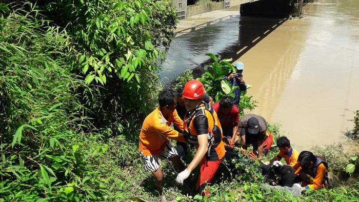 Suharman (65) hilang tenggelam saat mencari batu kerikil di Sungai Lematang Lahat pada Rabu (24/4). Kini ia ditemukan dalam keadaan meninggal dunia, sekitar 60 kilometer dari lokasi hilang, tepatnya di Sungai Kikim.