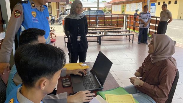 Menjadi seorang penyandang disabilitas tak membuat Fatia Azzahra menyerah dalam mengejar mimpi. Ia mengikuti seleksi Bintara Polri di Polda Bangka Belitung.