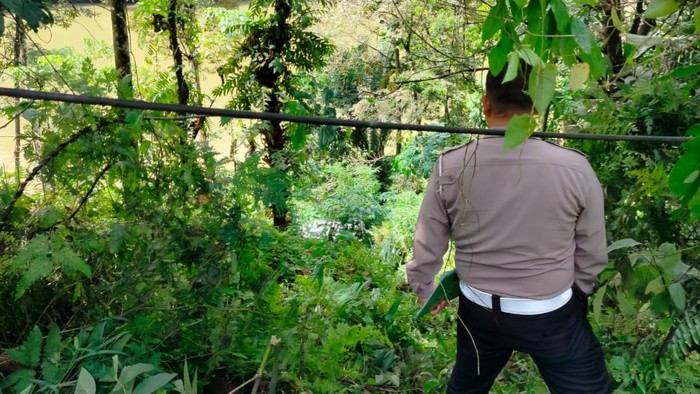 Foto: Polisi saat cek mobil terjun ke jurang. (Foto: Dok Istimewa).