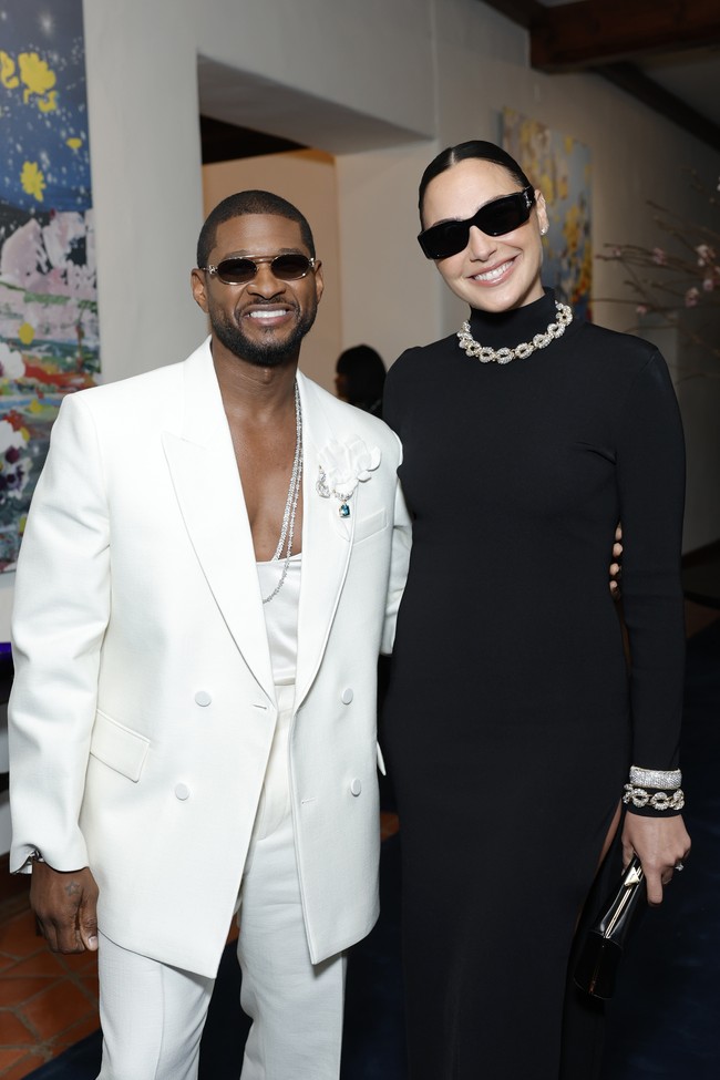 Gal Gadot menyempatkan berpose dengan selebriti lain yang juga hadir di acara tersebut. Salah satunya penyanyi R&B, Usher. Foto: Getty Images for Tiffany & Co./Stefanie Keenan