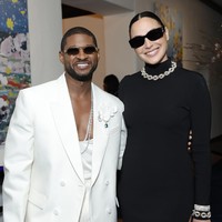 Gal Gadot menyempatkan berpose dengan selebriti lain yang juga hadir di acara tersebut. Salah satunya penyanyi R&B, Usher. Foto: Getty Images for Tiffany & Co./Stefanie Keenan