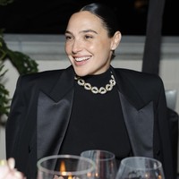 Gal Gadot memillih tampil natural dengan riasan wajah bergaya ‘no makeup look’. Wajahnya dipulas makeup bernuansa nude dengan lipstik cokelat muda serta bronzer peach-kecoklatan. Foto: Getty Images for Tiffany & Co./Stefanie Keenan