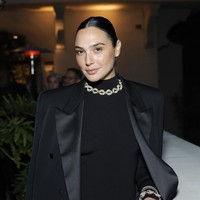 Dalam beberapa kesempatan, aktris yang baru melahirkan anak ketiganya ini tampak mengenakan blazer hitam di bawah gaunnya. Foto: Getty Images for Tiffany & Co./Stefanie Keenan