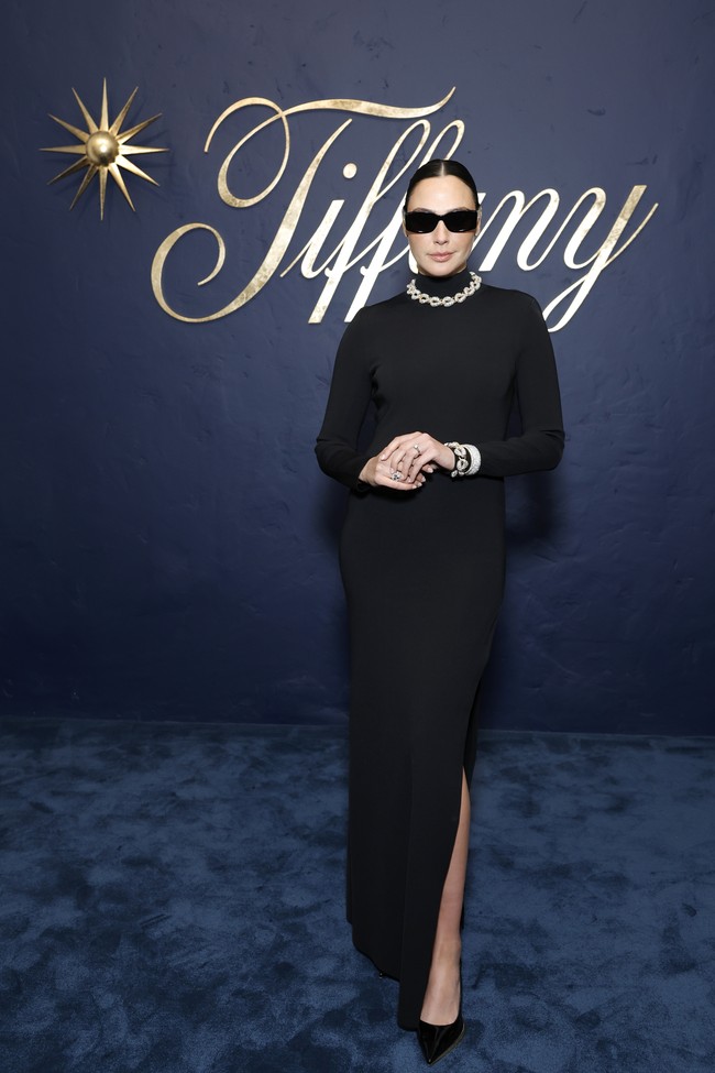 Gal Gadot jadi salah satu selebriti yang diundang dalam peluncuran koleksi Blue Book oleh brand perhiasan Tiffany & Co di Beverly Hills, California, AS, pada Kamis (25/4/2024). Foto: Getty Images for Tiffany & Co./Stefanie Keenan