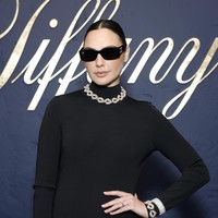 Aktris berdarah Israel ini memamerkan tubuh ramping pascamelahirkan dalam balutan gaun pas badan. Perhiasan kalung, gelang bangles serta cincin menambah kesan glamor pada gaun hitam lengan panjang berpotongan simple yang dikenakannya. Foto: Getty Images for Tiffany & Co./Stefanie Keenan